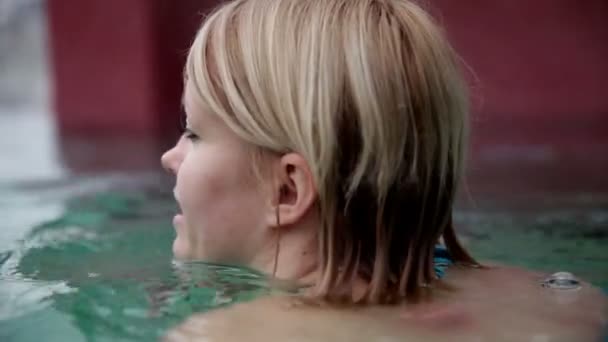 Mujer en la piscina — Vídeo de stock