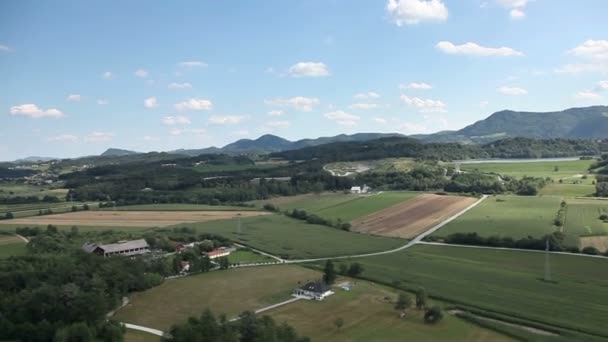 Panorama-Dia-Aufnahme aus dem Hubschrauber, die das Tal mit kleinen Städten mit vielen Häusern und anderen Infrastrukturen darstellt — Stockvideo