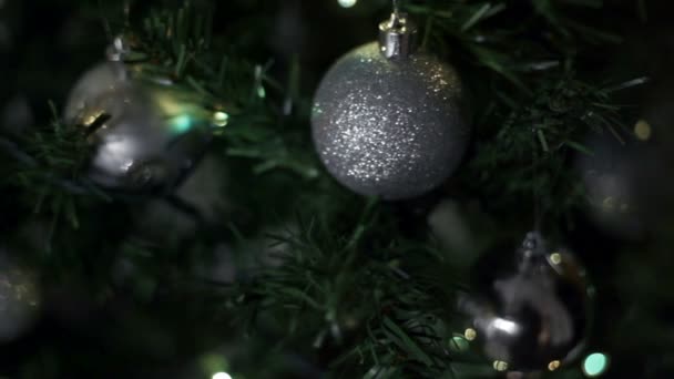 Gros plan des boules d'argent décoratives à la nouvelle année — Video