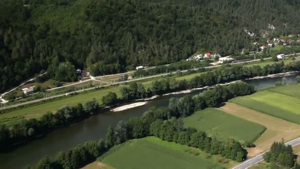 Fluss fließt in der Nähe der Stadt — Stockvideo