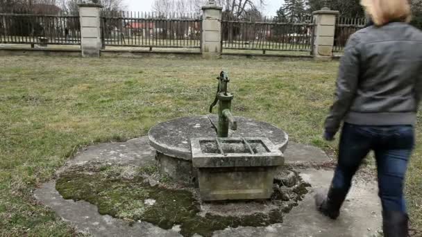 Una mujer mirando la fuente — Vídeos de Stock