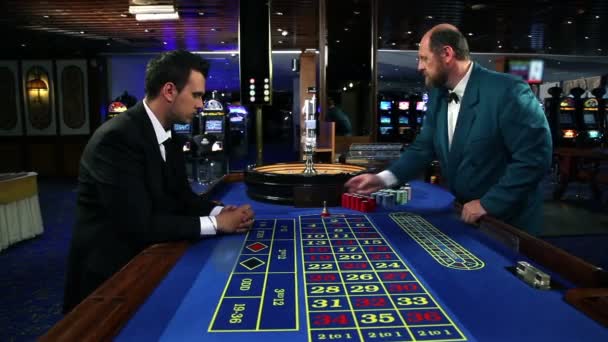 Homem de negócios jogo no casino — Vídeo de Stock