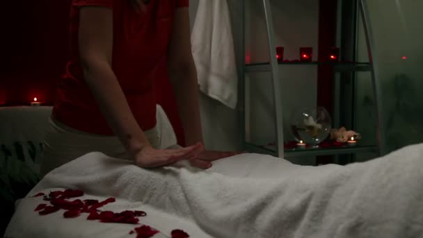 Massageando as pernas no salão de beleza — Vídeo de Stock