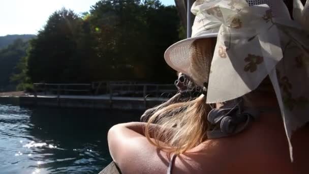 ボートから風景を観察する若い女性のショット — ストック動画