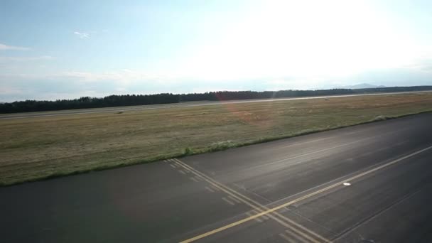 Tournage d'un aéroport depuis le ciel — Video