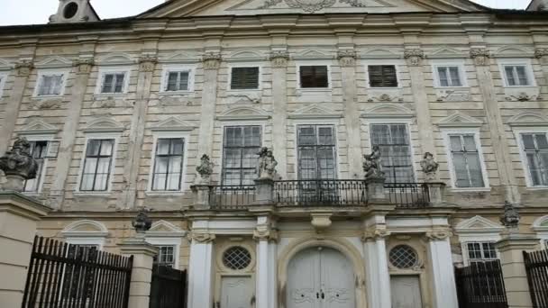 Tournage de vieux bâtiments négligés avec balcon et beaucoup de fenêtres — Video