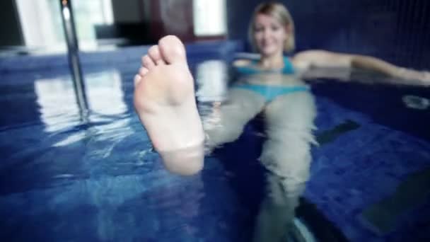 Žena v bazénu — Stock video