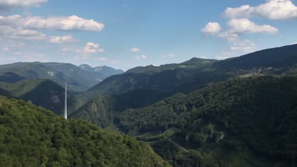 Panorama de diapositivas desde helicóptero que representa las colinas cubiertas de bosque verde — Vídeo de stock