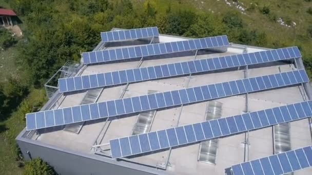 Panoráma slide képviselő egy ipari része egy kis város a tetőn helikopter lövés borított napenergia erőművek — Stock videók