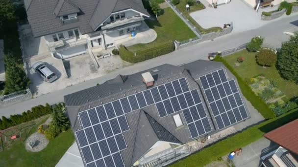 Vue panoramique depuis un hélicoptère représentant une partie industrielle d'une petite ville avec des toits couverts de centrales solaires 