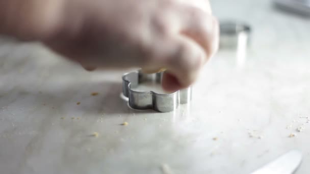 Gros plan des mains de l'homme qui font de la pâte pour les biscuits — Video