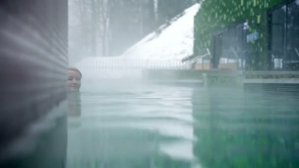 池中的女人 — 图库视频影像