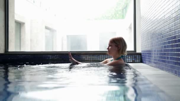 Csinos, fiatal nő a medencében — Stock videók