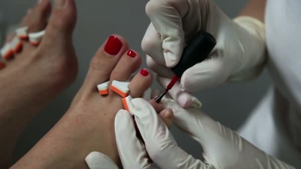 Женщина полирует ногти на ногах — стоковое видео