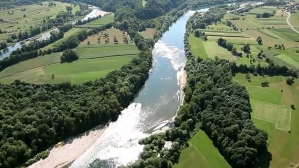 Panorama slajdów zdjęcia z helikoptera, wzgórza i doliny, w środku, która jest wypełniona kilka domów — Wideo stockowe