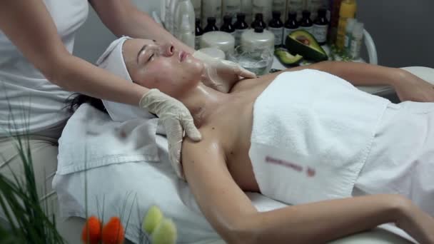 Young woman having a beauty massage in a beauty spa — Stock Video