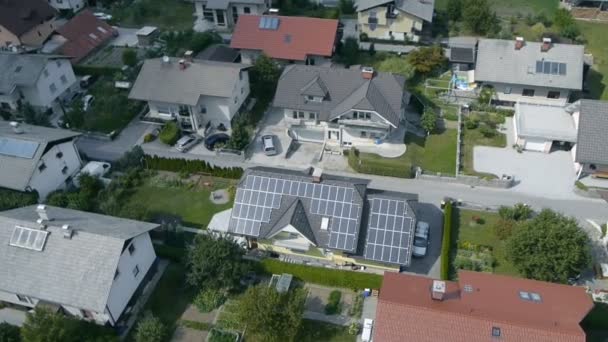 Vue panoramique depuis un hélicoptère représentant une partie industrielle d'une petite ville avec des toits couverts de centrales solaires — Video