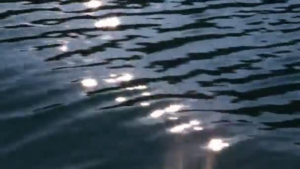 Shot van de zon weerspiegelt op water — Stockvideo