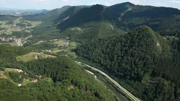 Panorama de diapositivas desde helicóptero que representa las colinas cubiertas de bosque verde — Vídeos de Stock