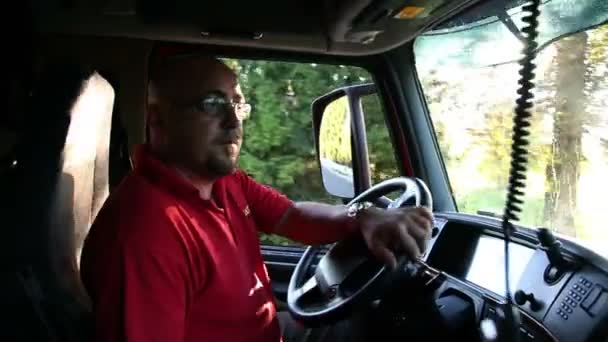 Un disparo de un hombre en la cabina de los conductores — Vídeo de stock