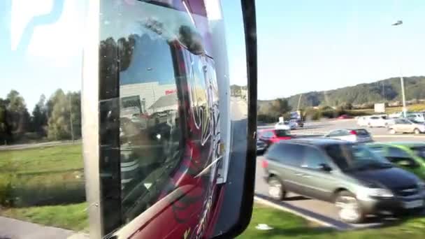 Close-up shot van de kant mirror op de truck — Stockvideo