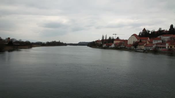 Blick aus dem Auto auf eine vom Wasser umgebene Stadt — Stockvideo