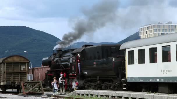 Lövés a vonat készül, hogy elhagyja a station, néhány turisztikai séta arround — Stock videók