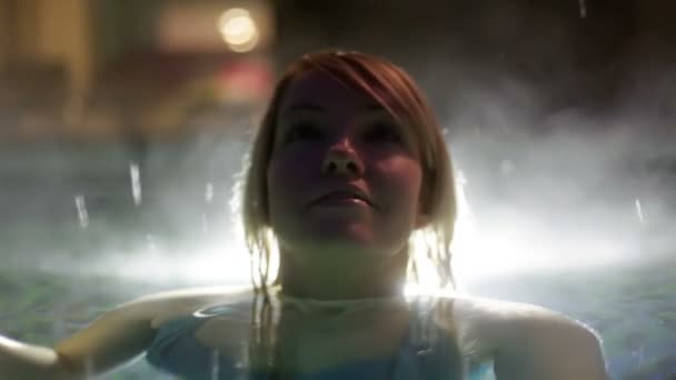 Mujer en la piscina al aire libre por la noche — Vídeo de stock
