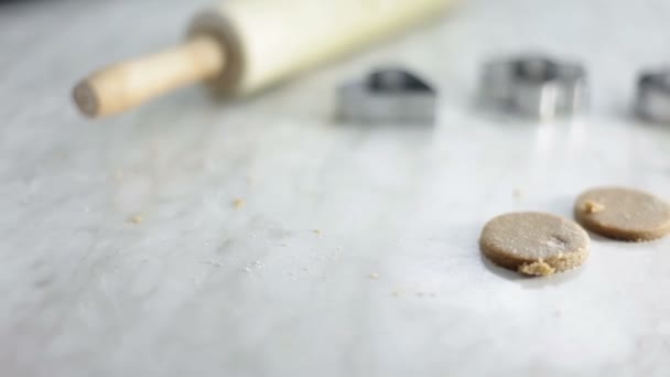 Zblízka střílel z rukou člověka, které jsou na těsto pro soubory cookie — Stock video