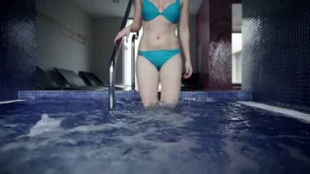 Woman in the pool — Stock Video