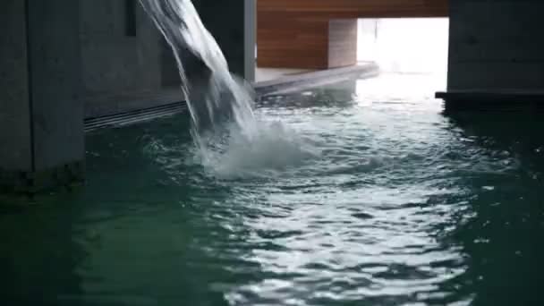 Water in het zwembad spatten — Stockvideo