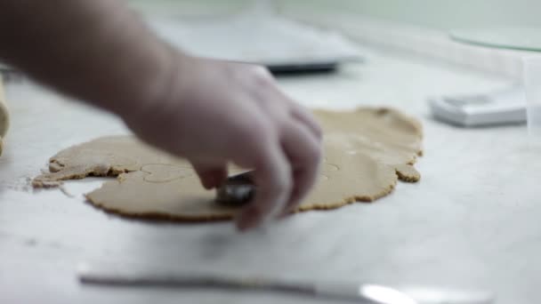 Primo piano colpo di mani uomo che stanno facendo la pasta per i biscotti — Video Stock