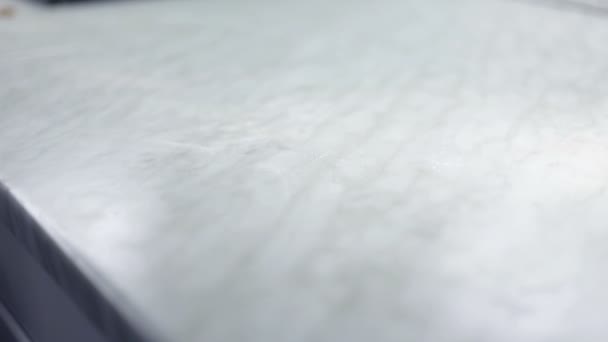 Крупним планом знімок білої кухонної стійки, яку розкладають білим борошном — стокове відео
