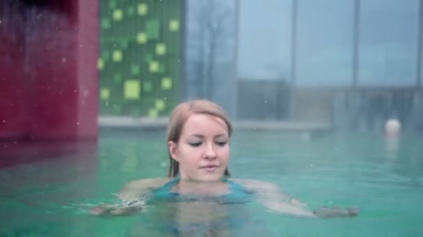 Mujer en la piscina — Vídeo de stock