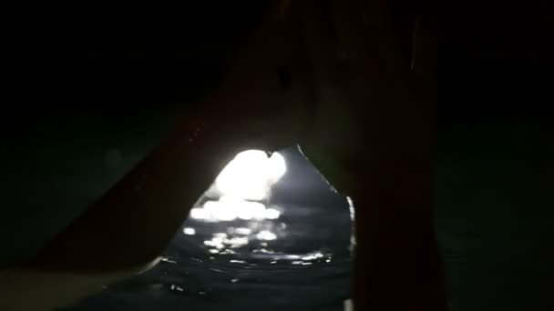 Женщина в открытом бассейне ночью — стоковое видео