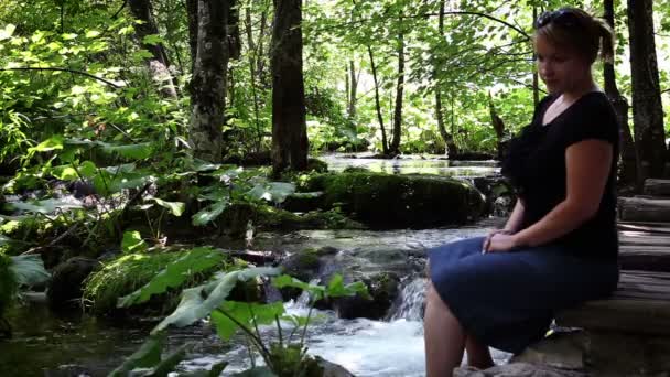 N ben orman oturma bir kadının atış kapatın — Stok video