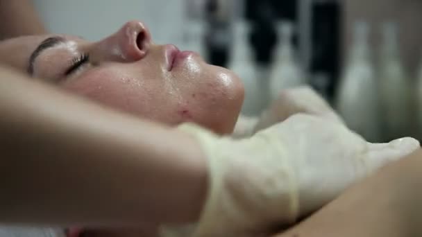 女人有面部护理 — 图库视频影像