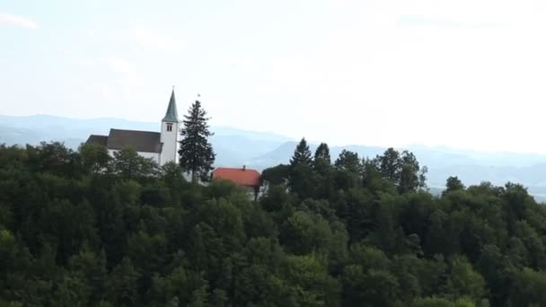 緑の林に覆われた丘を表すヘリコプターから撮影パノラマ スライド — ストック動画
