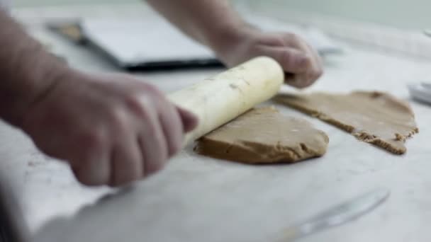 Primer plano de hombre manos que están haciendo masa para galletas — Vídeo de stock