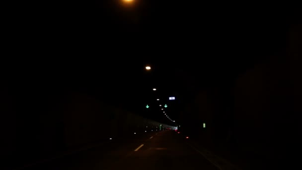 一辆汽车虽然开一条隧道的镜头 — 图库视频影像