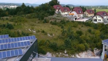 panorama slayt çatılar ile küçük bir kasaba endüstriyel bir bölümünü temsil eden helikopterden ateş güneş santralleri ile kaplı