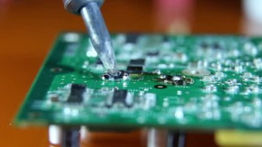 bir atış bir grafik kartındaki bir yonga lehim