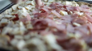 hamuru ve değişik malzemelerle pizza üzerine koyarak bir kişi ile sac pişirme siyah bir kadeh yukarıya kapatmak