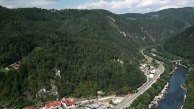 tepeler ile çalışan Nehri