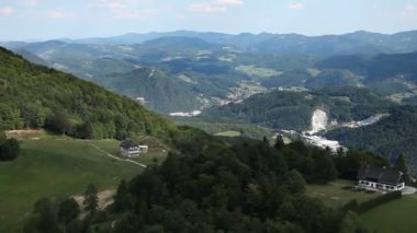 Panorama slayt Vadisi alanları, çayırlar, orman ve az ev temsil eden Helikopter vuruldu.