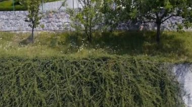 panorama slayt çatılar ile küçük bir kasaba endüstriyel bir bölümünü temsil eden helikopterden ateş güneş santralleri ile kaplı