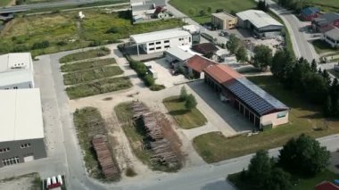 Bazı evler ve bu manzara sağ tarafında küçük bir göl ile doldurulan bir vadi temsil eden helikopterden ateş panorama slayt