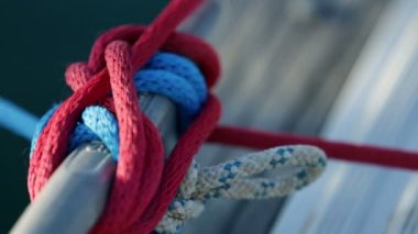 Ayrıntılar için regatta hazırlanırken keçeleşmiş halatlar