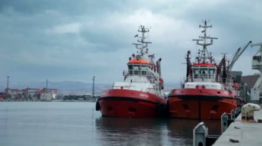 Limanda bekleyen iki büyük towboats