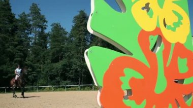 kadın jokey engellerin üzerinden atlama öğrenme